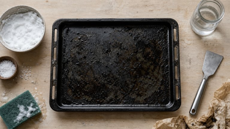 Nettoyer une plaque de four : 3 méthodes naturelles pour éliminer la graisse brûlée Nettoyer plaque four encrassée avec bicarbonate et vinaigre