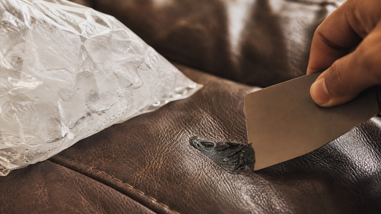 Comment enlever du chewing gum sur du cuir sans trace : glaçons et carte pour décoller.