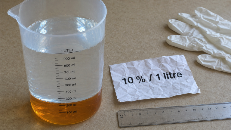 Pour 1 litre à 10 %, comptez 100 ml de produit et 900 ml d’eau Dilution à 10 pour cent pour 1 litre : 100 ml de produit + 900 ml d’eau