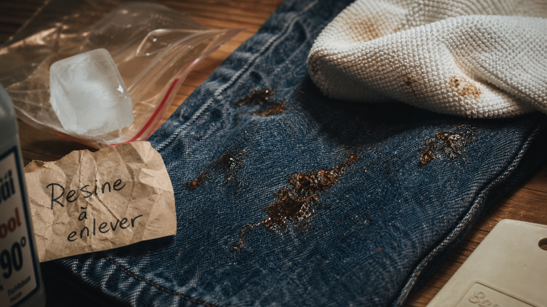 Résine sur vêtement, bois ou voiture : la méthode sûre pour l’enlever sans dégâts Enlever des taches de resine sur jean : chiffon, glaçon et alcool pour retirer la résine sans dégâts