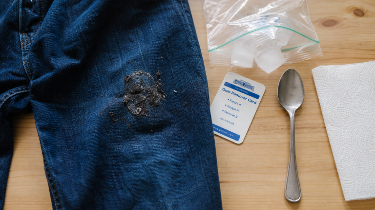 Chewing-gum sur un jean : le froid pour décoller, la chaleur pour finir Enlever du chewing gum sur un jean : froid pour décoller, chaleur pour finir