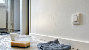 Nettoyer mur blanc sans repeindre : éponge et microfibre contre traces de doigts