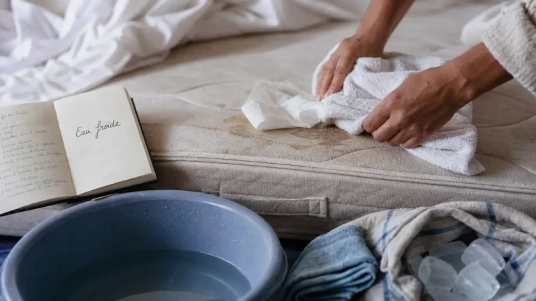 Tache de sang sur un matelas : eau froide, bicarbonate, vinaigre et erreurs à éviter Nettoyer tache de sang sur matelas : eau froide, bicarbonate, vinaigre