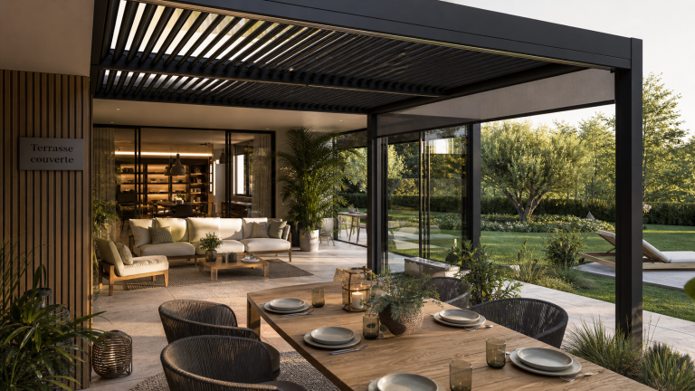 Terrasse couverte maison : pergola aluminium et stores pour salon extérieur