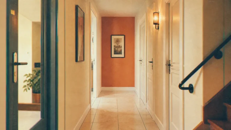 Couleur peinture pour couloir : les teintes qui éclaircissent, agrandissent ou donnent du caractère Couleur peinture pour couloir : murs ivoire chaud et mur terracotta